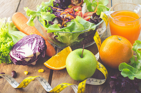 蔬菜沙拉碗和果汁-健康饮食概念