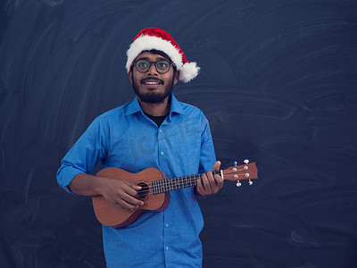 弹拉美传统小吉他的圣诞老人