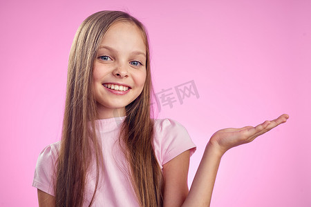 粉红色背景生活方式童年中长发的可爱女孩