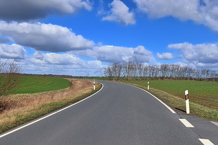 乡村道路上的美丽景色，也没有田野和树木