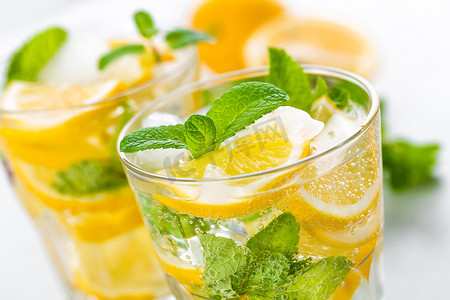 柠檬莫吉托鸡尾酒配新鲜薄荷、清凉夏季饮料或加冰饮料