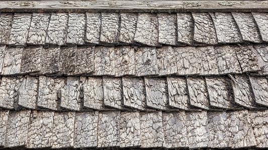 传统的旧木灰色瓦屋顶。