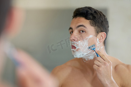 做起来很简单.... 一个英俊的年轻人在浴室里剃胡子的镜头。