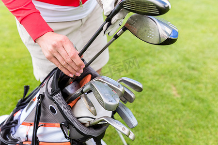 高尔夫球手在袋子里选择最好的球杆