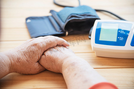 老太太正在使用血压监测仪儿童套装检查血压 — 有医疗保健医疗器械套装概念的人