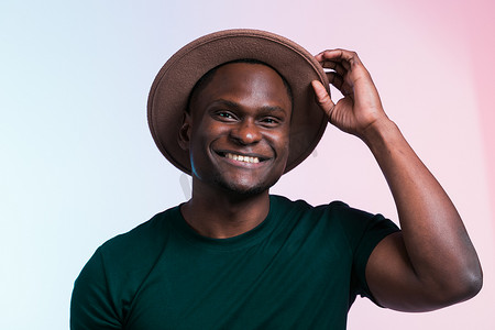 微笑快乐的美国非洲人戴着白色背景的时尚帽子。
