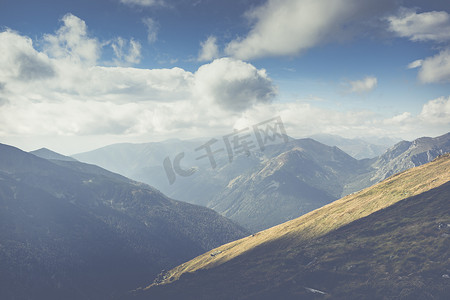 从波兰塔特拉山脉的 Kasprowy Wierch 山顶欣赏美景