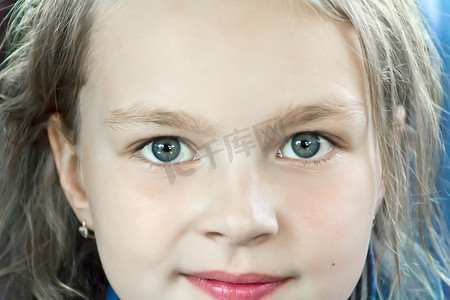 女孩大眼睛摄影照片_蓝色大眼睛的可爱女孩