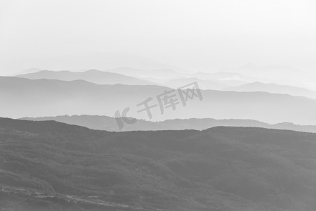 西西里岛 Rocca del Crasto 山上方迷雾笼罩的山谷和天空的景色