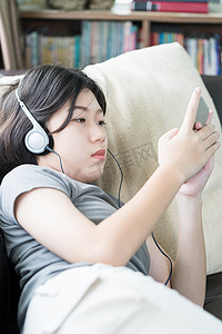 亚洲女性用手机听音乐