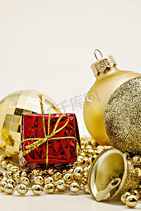 圣诞金饰、球、珠子、钟声特写隔离
