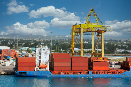 货运码头摄影照片_装运码头上的起重机和货运集装箱