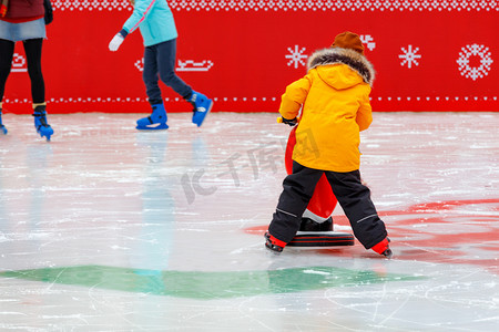 欧洲冬天摄影照片_冬天，在寒冷的日子里，孩子们去溜冰场溜冰。