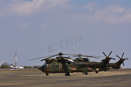 军事机场摄影照片_军事阿特拉斯羚羊直升机停在机场