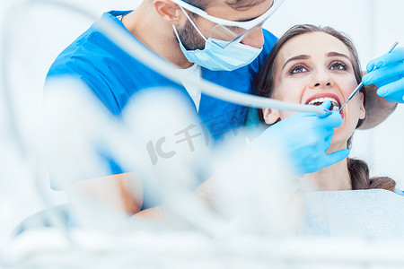 在现代牙科诊所接受无痛口腔治疗的年轻女性