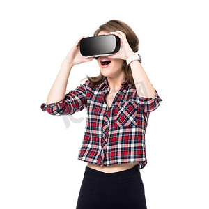 快乐的女孩使用虚拟现实 VR 耳机眼镜获得经验，多指手画脚，孤立