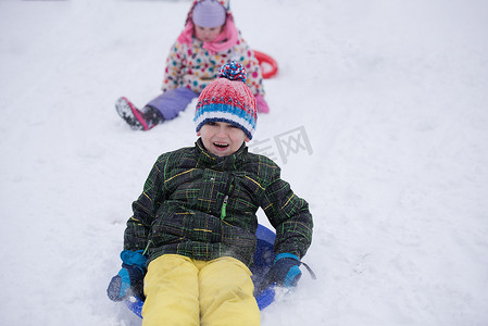 孩子们在新鲜的雪中一起玩耍