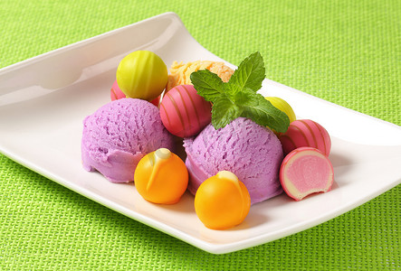 水果味冰淇淋和果仁糖