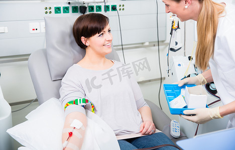 无私献血摄影照片_护士询问献血者是否一切都好