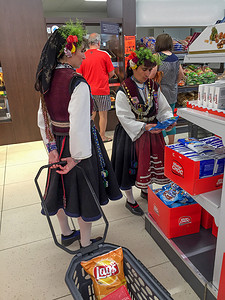 身着民族服装的妇女在超市购物