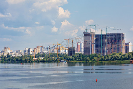 城市景观，第聂伯河沿岸正在建造新的住宅楼。