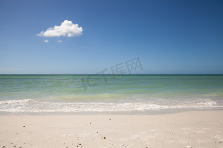 虎尾海滩白色沙滩上蓝天中的孤云