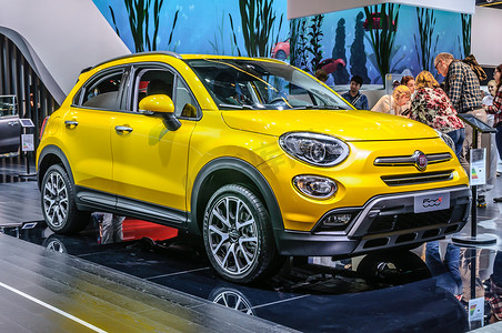 黄色suv摄影照片_法兰克福-2015 年 9 月：FIAT 500x 在 IAA 国际上展示