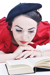 美丽的年轻女子读书