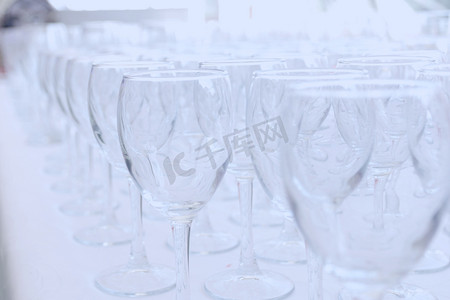 餐厅桌子上的空玻璃杯