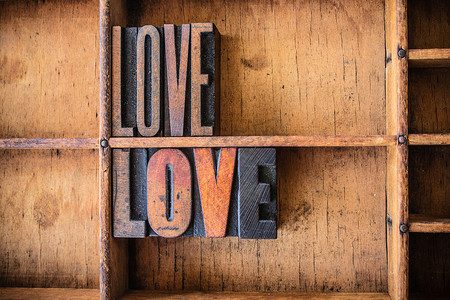 爱情概念木制凸版主题