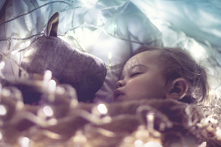致青春致梦想摄影照片_可爱的宝宝抱着毛绒玩具睡觉