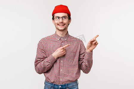 身穿红帽、格子衬衫、好奇、兴奋、古怪成年男子的腰上肖像，带着好奇的热情微笑指着右上角，发现了一些有趣的东西