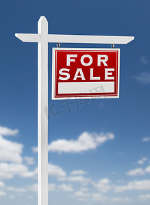 广告蓝天白云摄影照片_蓝天白云上的正向待售房地产标志