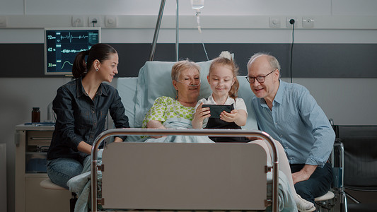 孩子使用智能手机与患者和家人一起自拍