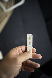 新冠抗原试剂盒主图摄影照片_人手进行阴性抗原测试