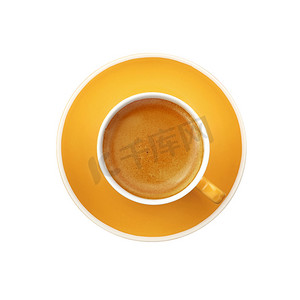 今日热推摄影照片_浓咖啡黄色杯子和碟子隔离在白色