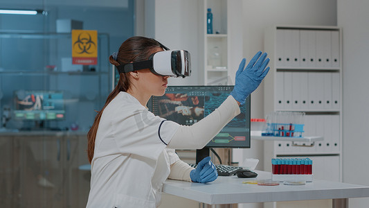 实验室工作人员在实验室中使用带 3d 投影的 vr 护目镜