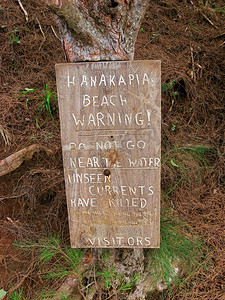 Hanakapiai 海滩木制标志警告海滩溺水死亡人数并远离水