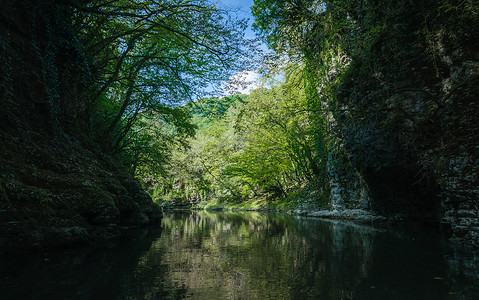 马特维尔峡谷岩石间的山河与绿色植物