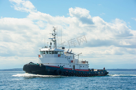 奥特曼壁纸摄影照片_远洋拖船在 Shilshole 湾航行回家