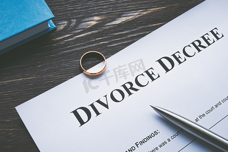 签署离婚学位和结婚戒指。