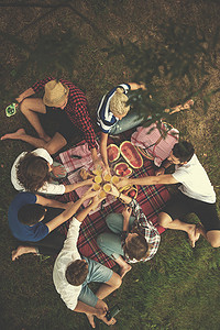 时间的朋友摄影照片_一群朋友享受野餐时间的顶视图