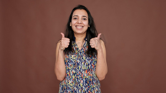 好的手势摄影照片_印度模特展示好的手势和竖起大拇指的手势