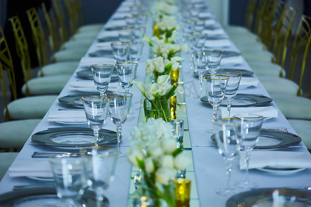 优雅的桌子摆放着莲花，有选择的焦点。