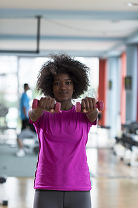 在运动量来找到哑铃的运动量来找到健身房锻炼的女人