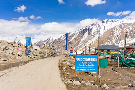 印度列城喀喇昆仑山脉中巴边境附近的北普卢入境检查站和卡东拉后的军营，前往努布拉山谷