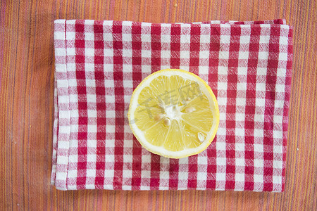 柠檬切半放在彩色餐巾纸上
