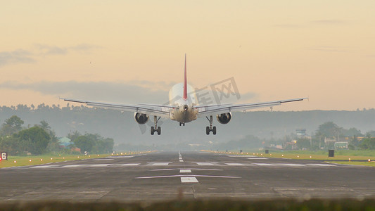 清晨，飞机降落在黎牙实比市机场。