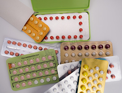 疗法摄影照片_一堆色彩缤纷的避孕药，包装现代。