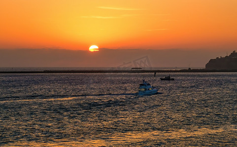 夕阳下渔船归来